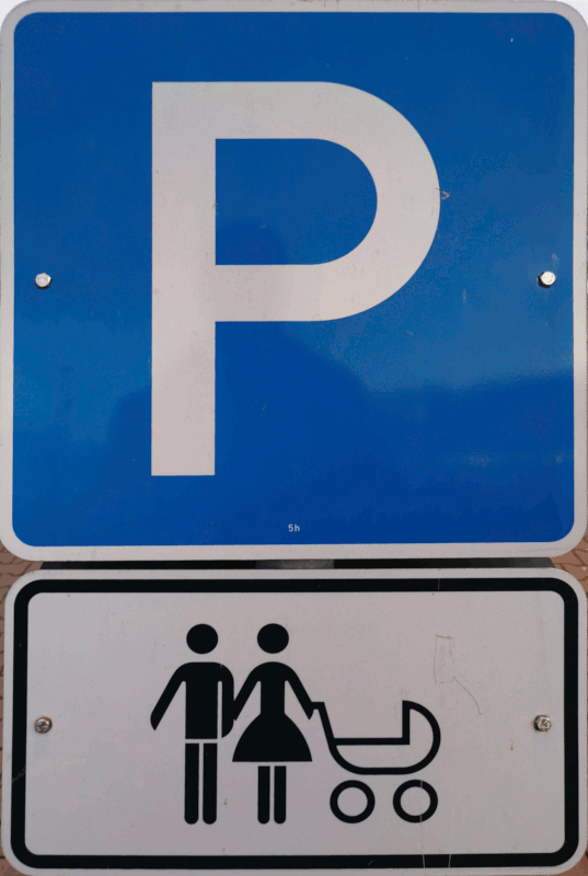 Schild: Parkplatz, mit Zusatzkennzeichen Vater Mutter Kinderwagen